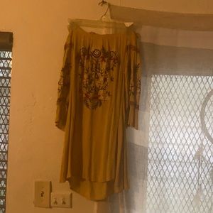 Small off the shoulder top with embroidery. Tag fell out